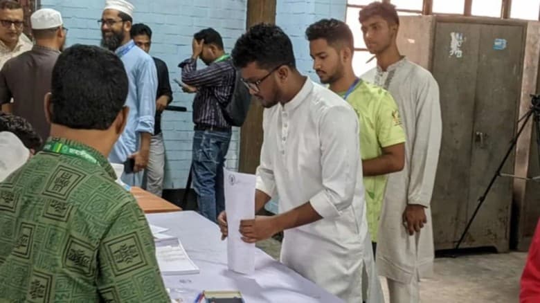জাকসু নির্বাচনে ব্যালটে ভুলের অভিযোগে ভোটারদের বিভ্রান্তি