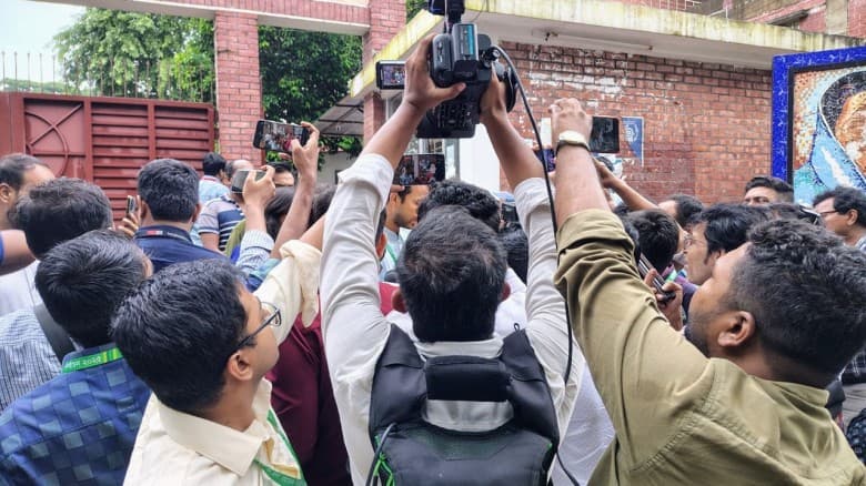 ছাত্রী কেন্দ্রে ঢুকে ছাত্রদলের ভিপি প্রার্থীর বিশৃঙ্খলা, সাংবাদিককে গলাধাক্কা