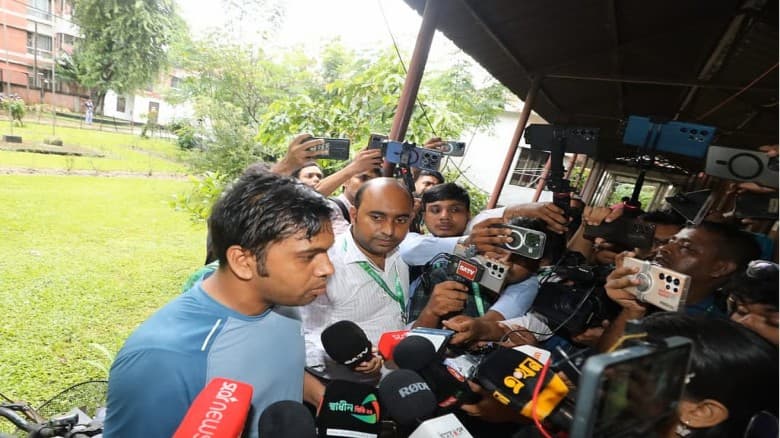 ‘জাল ভোটের’ খবর শুনে ছাত্রী হল কেন্দ্রে হট্টগোল