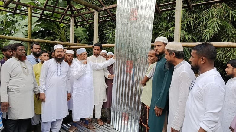 কুমিল্লায় বন্যায় ক্ষতিগ্রস্ত হিন্দু পরিবারকে সহায়তা করলেন জামায়াত