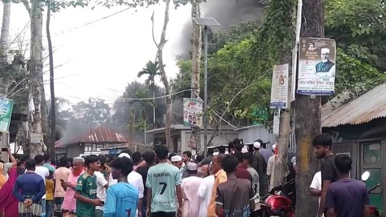 কুমিল্লায় ধর্মীয় অবমাননার অভিযোগে যুবকের বাড়ি ও মাজারে আগুন