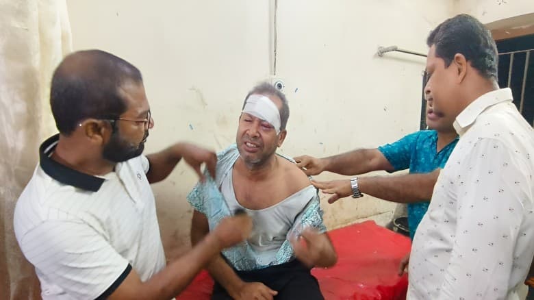 কুয়াকাটায় আইনজীবীকে প্রকাশ্যে পিটিয়ে ও কুপিয়ে জখম