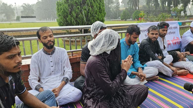 অনির্দিষ্টকালের অনশনে শিক্ষার্থীরা, হাসপাতালে ২