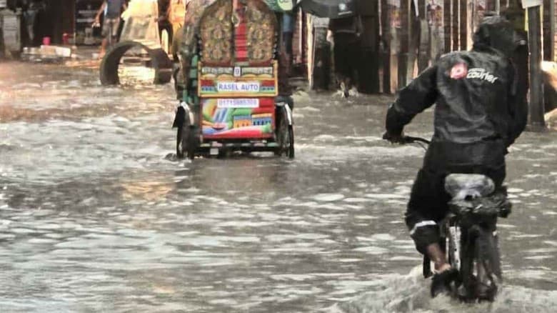 রাজধানীতে রাস্তায় জমে থাকা বৃষ্টির পানিতে বিদ্যুতায়িত হয়ে যুবকের মৃত্যু