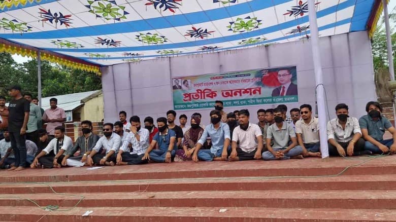 জয়পুরহাটে ছাত্রদল নেতাদের বহিষ্কার প্রত্যাহারের দাবিতে অনশন