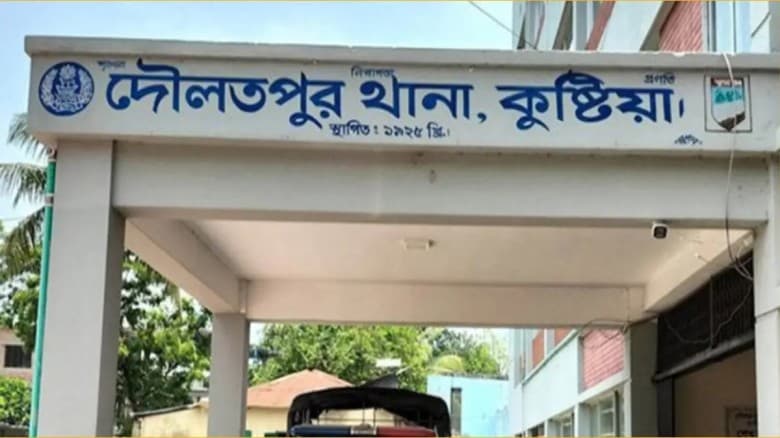 কুষ্টিয়ায় সন্তানের গলায় অস্ত্র ধরে মাকে সংঘবদ্ধ ধর্ষণ, আটক-৩