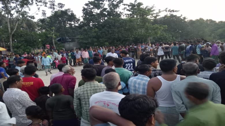 জয়পুরহাটে পাতা খেলাকে ঘিরে দর্শনার্থীদের পদচারণায় মুখর মাঠ