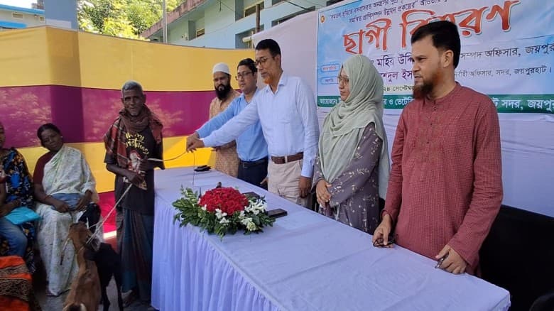 জয়পুরহাটে ক্ষুদ্র নৃ-গোষ্ঠীর সদস্যদের মাঝে বিনামুল্যে ছাগল বিতরণ