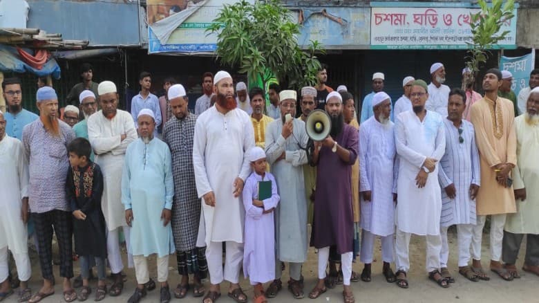 জয়পুরহাটে অধ্যাপক সেলিমকে মারপিটের প্রতিবাদে বিক্ষোভ সমাবেশ ও মানববন্ধন