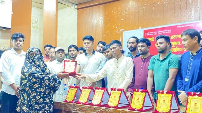 বগুড়ায় জুলাই যোদ্ধা সংবর্ধনা ও শহীদ পরিবারে সম্মাননা অনুষ্ঠান