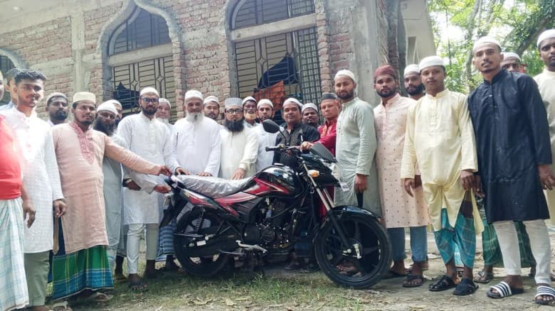 মুসল্লিদের ভালোবাসায় ইমামকে মোটরসাইকেল উপহার
