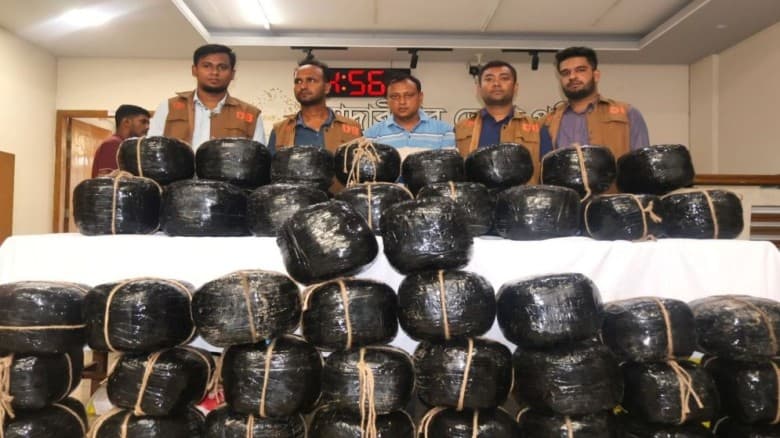 ৯ বস্তা গাঁজাসহ দুই মাদক কারবারি গ্রেফতার