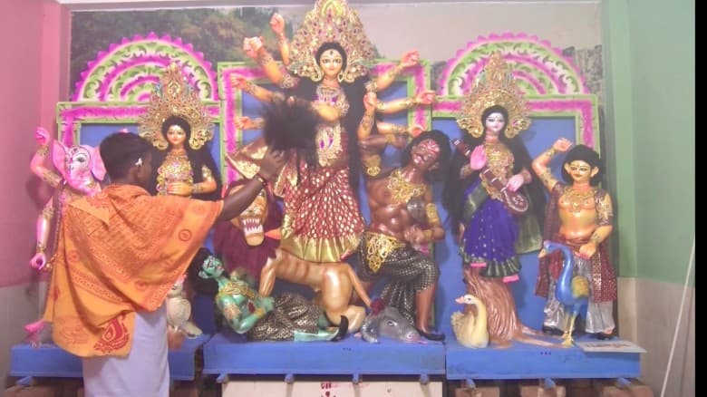ষষ্ঠীর আনুষ্ঠানিকতায় রাজশাহীতে শারদীয় দুর্গোৎসব শুরু