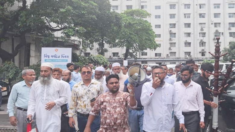 সচিবালয়ে কর্মচারীদের বিক্ষোভ