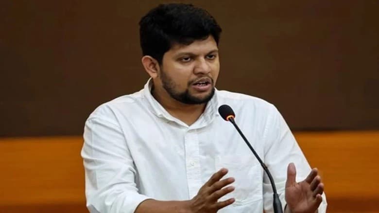 বিএনপি ও জামায়াত ভাগাভাগির ভিত্তিতে প্রশাসনের নিয়ন্ত্রণ নিয়েছে: তথ্য উপদেষ্টা