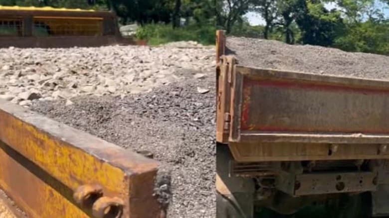 সিলেটে দিনের আলোতেই পাচার সাদা পাথর, জব্দ হলো ট্রাক