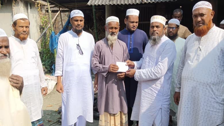 পাঁচবিবিতে অগ্নিকাণ্ডে ক্ষতিগ্রস্ত পরিবারকে জামায়াতে ইসলামীর আর্থিক সহায়তা প্রদান