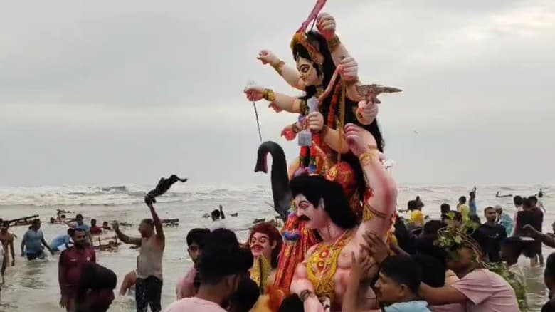 কক্সবাজার সৈকতে প্রতিমা বিসর্জনে লাখো মানুষের ঢল