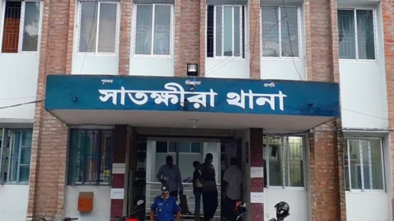 কাঠবোঝাই ট্রলি উল্টে হেলপার নিহত