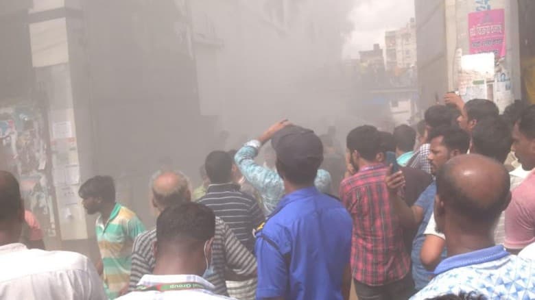 আশুলিয়ায় পোশাক কারখানায় আগুন, নিয়ন্ত্রণে ৬ ইউনিট