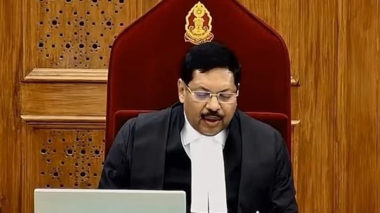 শুনানি চলাকালে প্রধান বিচারপতিকে আইনজীবীর জুতা নিক্ষেপ