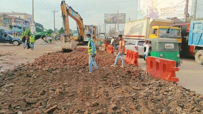 উপদেষ্টা আসছেন শুনেই মহাসড়কে তড়িঘড়ি সংস্কার
