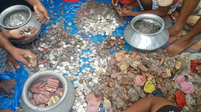 সিরাজগঞ্জে ভিক্ষুকের কাছে মিলল দুই বস্তা টাকা, এলাকায় চাঞ্চল্য