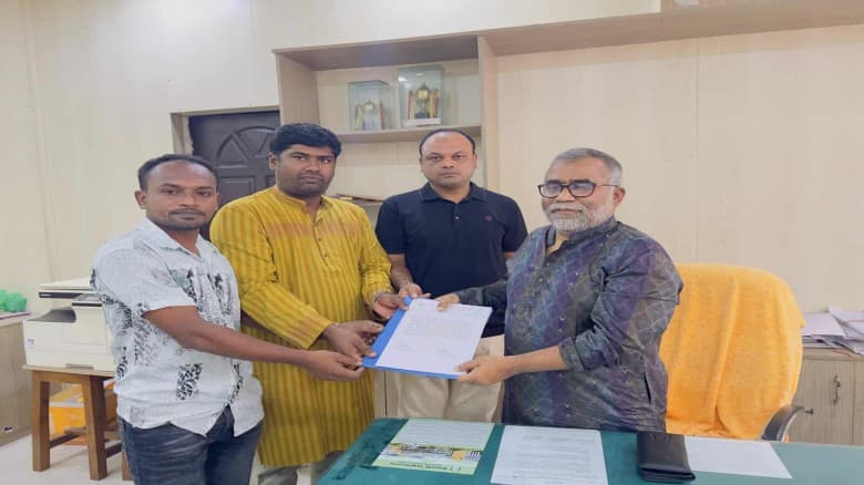 ফ্যাসিস্টমুক্ত শিক্ষক নিয়োগ দেওয়ার দাবিতে ইবি ছাত্রদলের স্মারকলিপি প্রদান