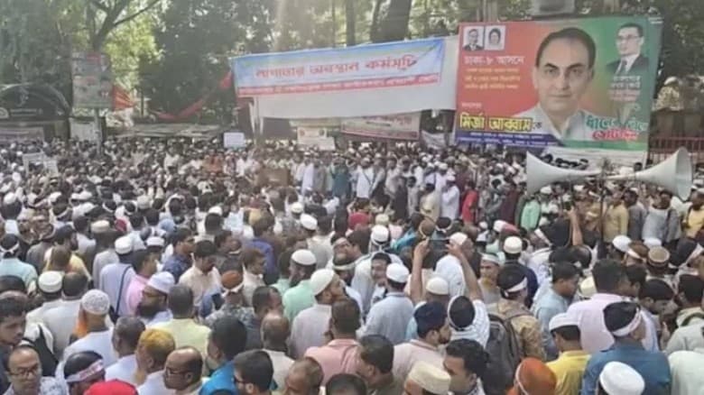 প্রেসক্লাবের সামনে এমপিওভুক্ত শিক্ষকদের অবস্থান