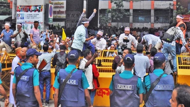 শিক্ষকদের ছত্রভঙ্গ, যান চলাচল স্বাভাবিক