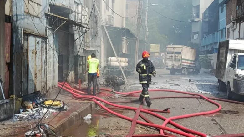 ৪ ঘণ্টায়ও নেভানো যায়নি মিরপুরের গোডাউনের আগুন