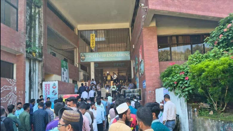 চাকসু ভোটগ্রহণে শিক্ষার্থীদের উৎসাহ-উদ্দীপনা