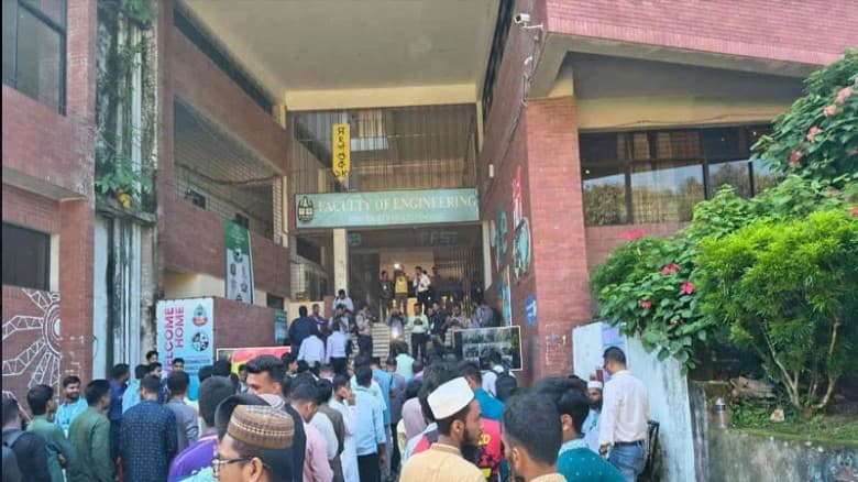 শান্তিপূর্ণ পরিবেশে চাকসু নির্বাচনে ভোটগ্রহণ চলছে