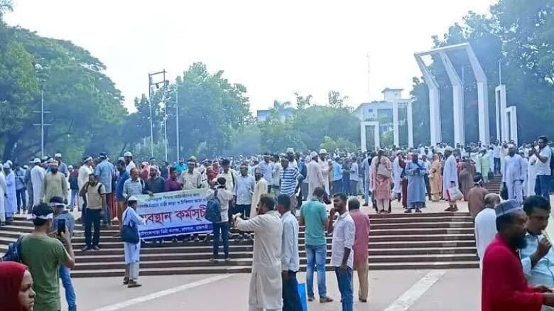 আজও শহীদ মিনারে অবস্থান শিক্ষকদের,  কর্মসূচি চালিয়ে যাওয়ার ঘোষণা