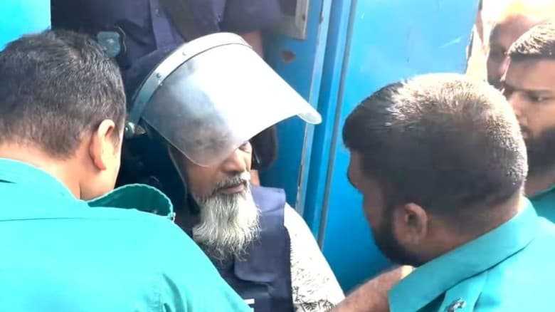 হাতকড়া পরানোয় ওসিকে ধমক দিলো শীর্ষ সন্ত্রাসী সুব্রত বাইন
