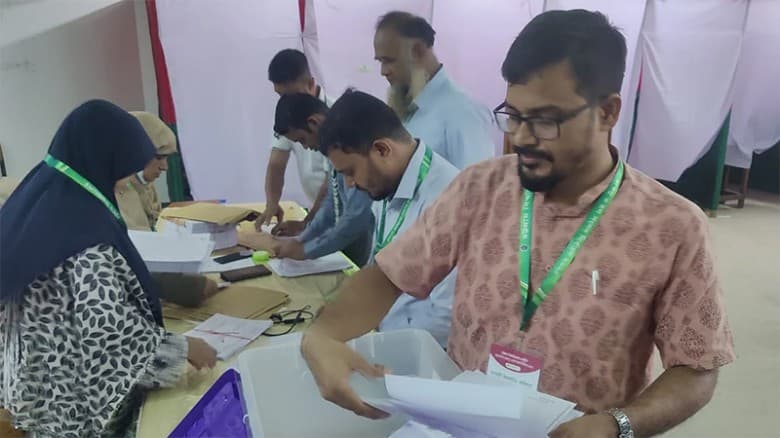চাকসুর ভোট গণনা চলছে