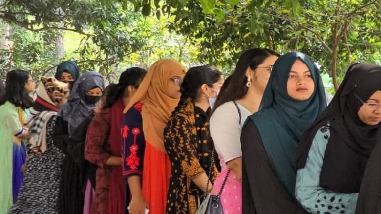 ভোটকেন্দ্রে  নারী ভোটারদের উপচে পড়া ভিড়
