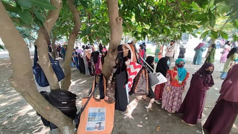রাকসু নির্বাচন: ব্যাগ ঝুলছে গাছে, ছাত্রীরা লাইনে