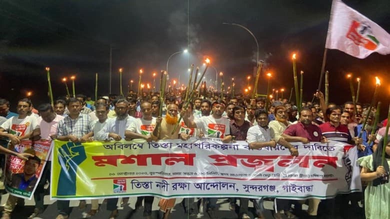 ‘জাগো বাহে, তিস্তা বাঁচাই’— মশাল মিছিলে মুখর ভাসানী সেতু