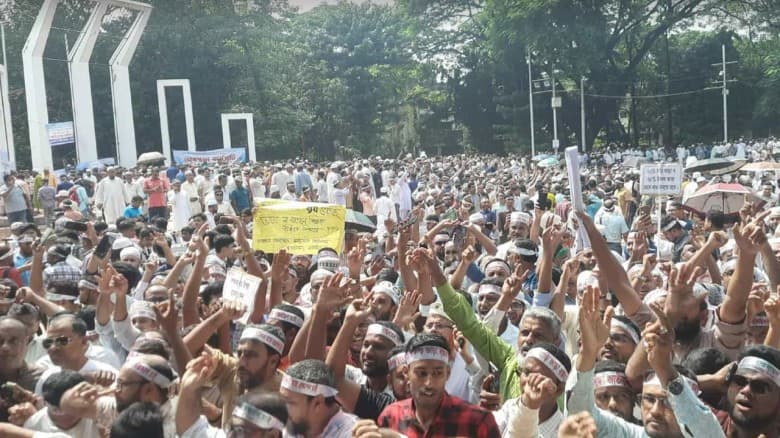 কালো পতাকা মিছিল করলেন অনশনরত শিক্ষকরা