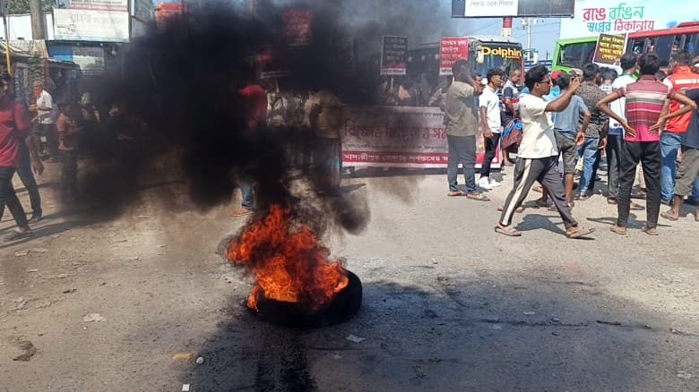 ঢাকা-বরিশাল মহাসড়কে টায়ার জ্বালিয়ে অবরোধ