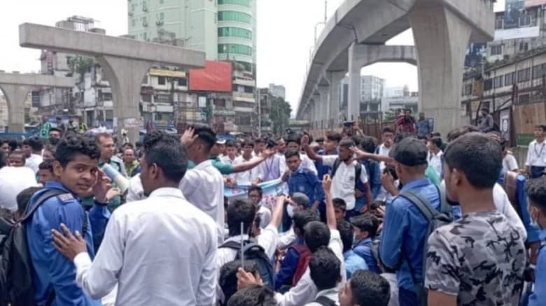 শিক্ষার্থী নিহতের ঘটনায় ফার্মগেটে সড়ক অবরোধ, যান চলাচল বন্ধ