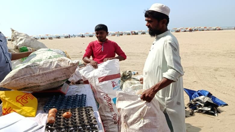 কক্সবাজার সৈকতে বিদ্যানন্দের দিনব্যাপী প্লাস্টিক সংগ্রহ ক্যাম্পেইন