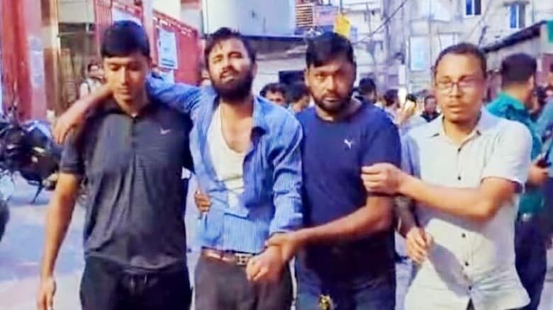 ছাত্রলীগ নেতাকে পিটিয়ে পুলিশে দিলো ছাত্র-জনতা