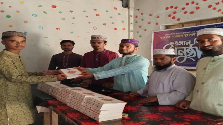 বোরহানউদ্দিন হাকিমুদ্দিন ফাজিল মাদ্রাসায় ছাত্রশিবিরের কুরআন বিতরণ