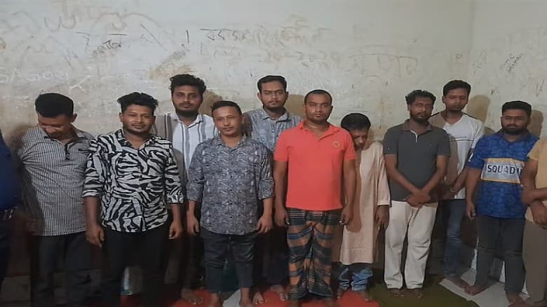 কুমিল্লায় জয় বাংলা স্লোগানে ঝটিকা মিছিল, গ্রেপ্তার ১২