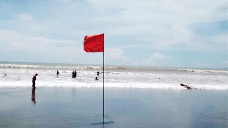 বঙ্গোপসাগরে লঘুচাপ, বন্দরে ৩ নম্বর সতর্ক সংকেত