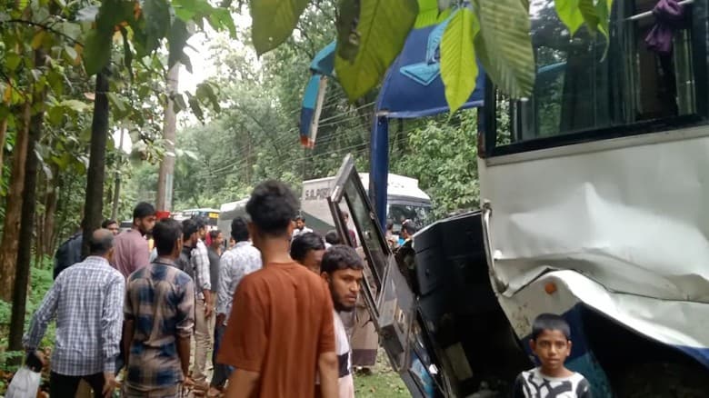 বাস-মাইক্রোবাসের সংঘর্ষে নিহত ৫