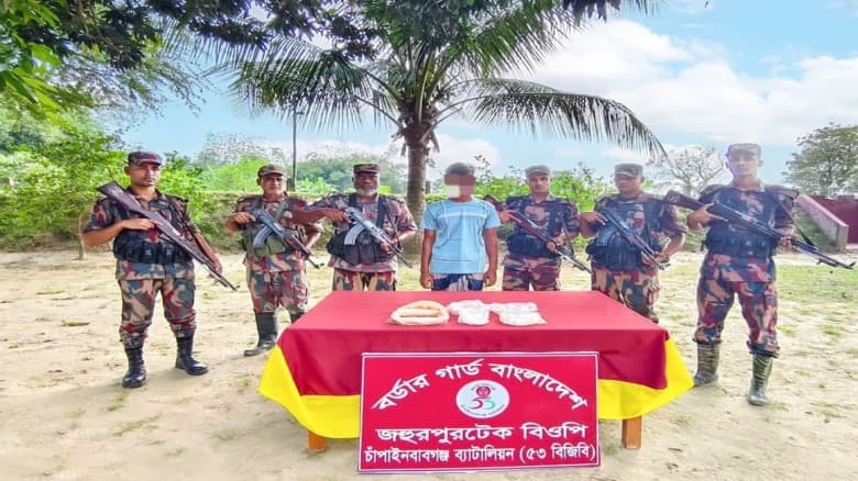 চাঁপাইনবাবগঞ্জ সীমান্তে বিস্ফোরক তৈরির সরঞ্জামসহ যুবক আটক