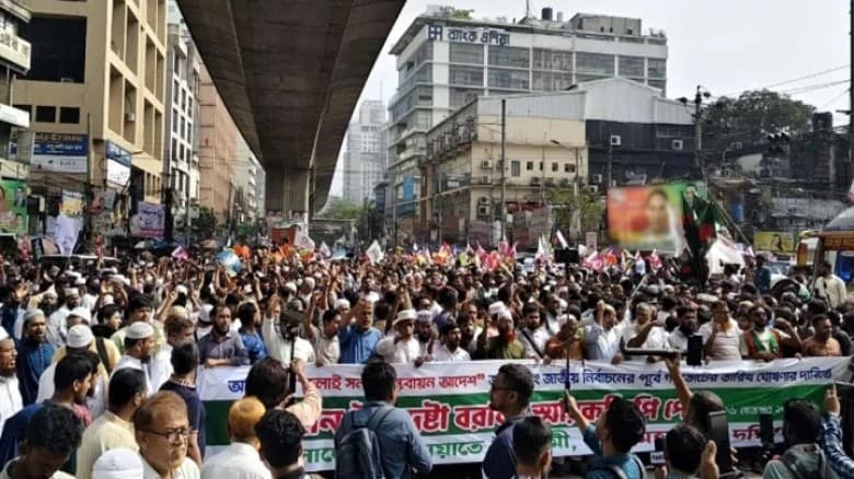 নভেম্বরে গণভোটের দাবিতে উত্তাল পল্টন